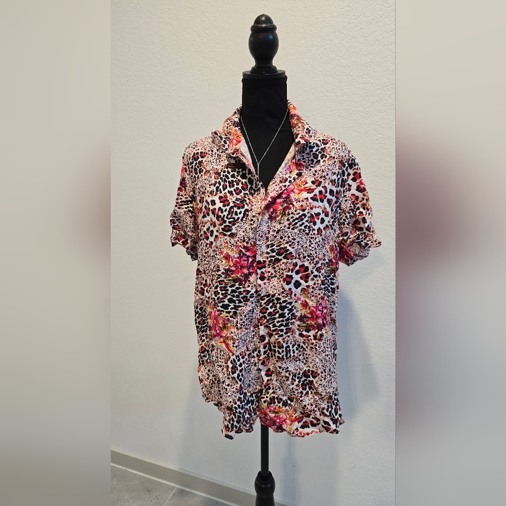Vibrant Multicolor Button-Up Blouse - Picture 9 of 13